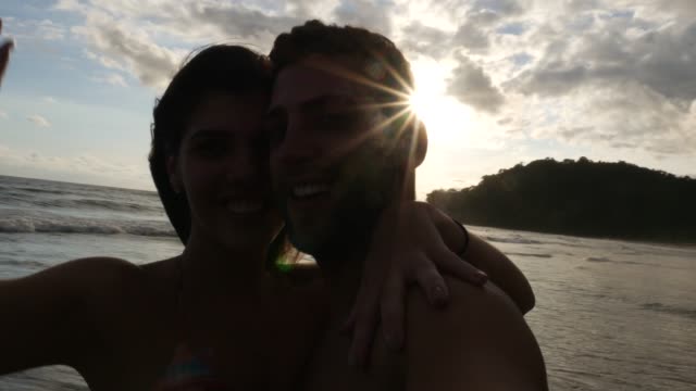 Couple-taking-a-selfie-in-the-beach
