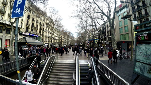 Menschenmenge-Rush-street-u-Bahn-Ausfahrt.-Barcelona-ist-das-Kapital-Stadt-von-Katalonien-in-Spanien-und-die-zweitgrößte-Stadt-des-Landes,-mit-einer-Bevölkerung-von-1,6-Millionen