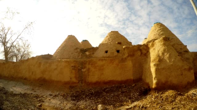 traditional-clay-Middle-Eastern-dwellings-in-a-desert-area-on-the-border-of-Turkey-and-Syria