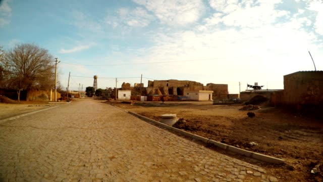 calle-de-una-aldea-abandonada-en-el-sureste-de-Turquía,-en-la-frontera-con-Siria