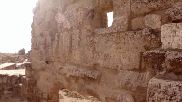 Wand-des-zerstörten-alten-Festung-hautnah,-live-Kamera