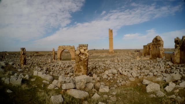 Minarete-de-ruina-en-la-frontera-entre-Siria-y-Turquía