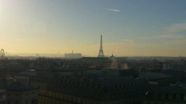 Frankreich-Paris-Stadt-Sonne-Licht-berühmten-Galeries-Lafayette-auf-dem-Dach-Stadtbild-Panorama-4k
