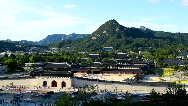 Gyeongbokgung-Palacio-y-tráfico-de-velocidades-de-coche-ligero-en-Seúl,-Corea-del-sur.