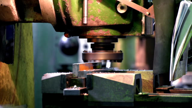 Vertical-knee-type-milling-machine-processes-the-metal-workpiece