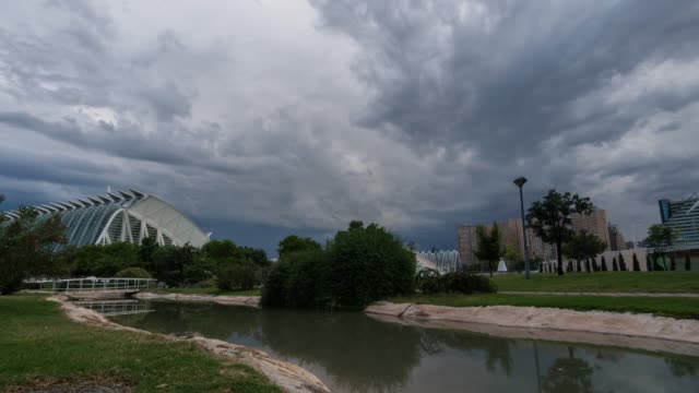 Valencia-Gardens-in-the-old-dry-riverbed-of-the-Turia-river,-A-storm-breaks-out-and-darkens-the-sky
