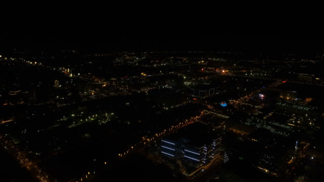 Antena-ciudad-con-rascacielos-y-edificios-por-la-noche.-Filipinas,-Manila,-Makati