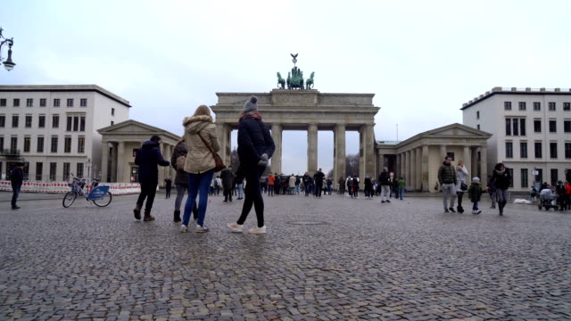 19.01.2018-Berlín,-Alemania---a-pie-de-multitud-de-personas-turistas-en-la-plaza-junto-a-la-puerta-de-Brandenburgo.