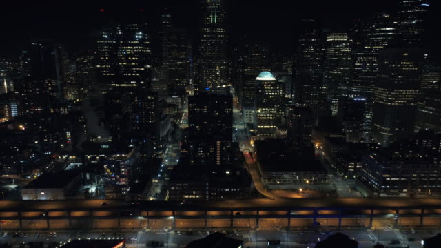 Epische-Helikopterblick-Seattle-Skyline-Wolkenkratzer-Gebäude-in-der-Nacht