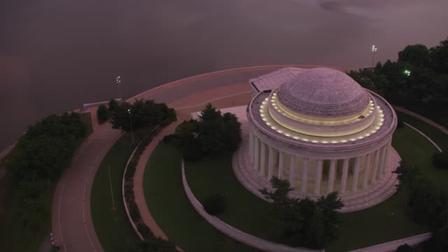 Vista-aérea-del-monumento-a-Jefferson-y-lavabo-de-marea-al-amanecer.