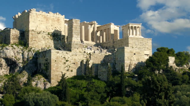 Die-Ruinen-der-Akropolis-mit-Touristen