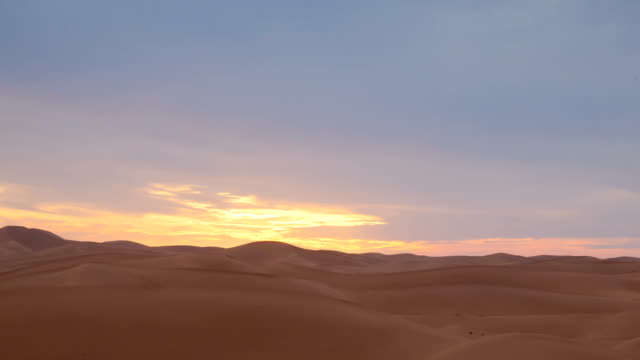 Sonnenuntergang-in-arabischen-Dünen-von-Marokko-timelapse