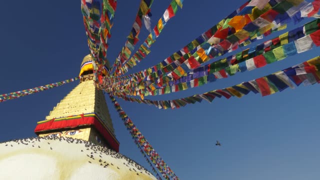 Buddhist-prayer-flags-(Dar-Cho)-on-Boudhanath-stupa-in-Kathmandu,-Nepal.-Slow-motion-shot