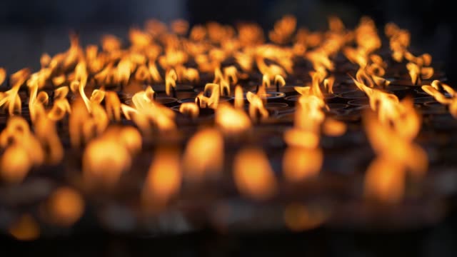 Kerzen-für-Gebete-an-buddhistischen-Boudhanath.-Kathmandu,-Nepal.-4K,-UHD