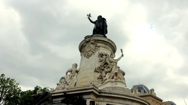 Le-monumento-a-la-República,-también-conocida-estatua-de-la-República-convertido-en-el-lugar-emblemático-de-reunión-después-de-que-ataques-de-París