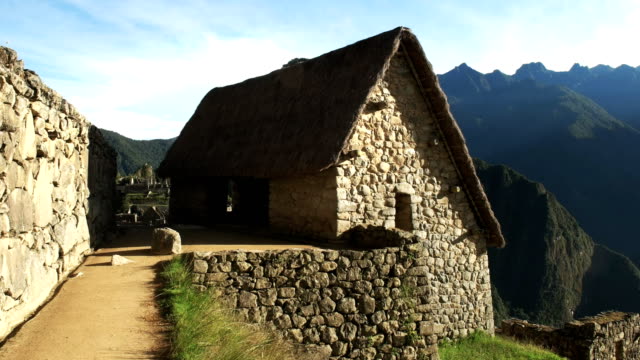 eine-rekonstruierte-Hütte-in-Machu-Picchu-an-einem-sonnigen-Morgen