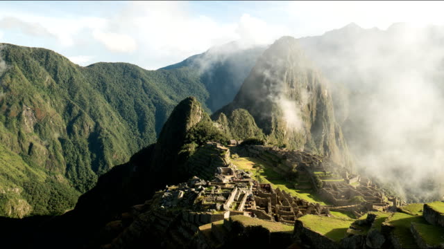 ein-Nebliger-Morgen-Morgen-Zeitraffer-von-Machu-Picchu-vergrößern