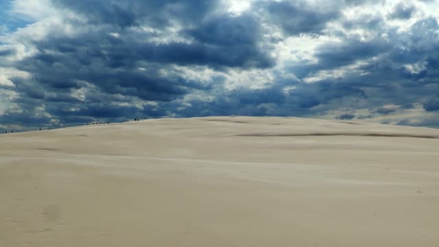 Sandy-Desert-und-dunkle-Gewitterwolken