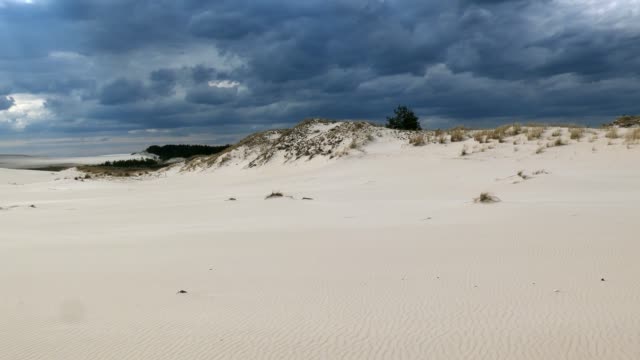 Desierto-de-arena-y-nubes-oscuras-de-tormenta