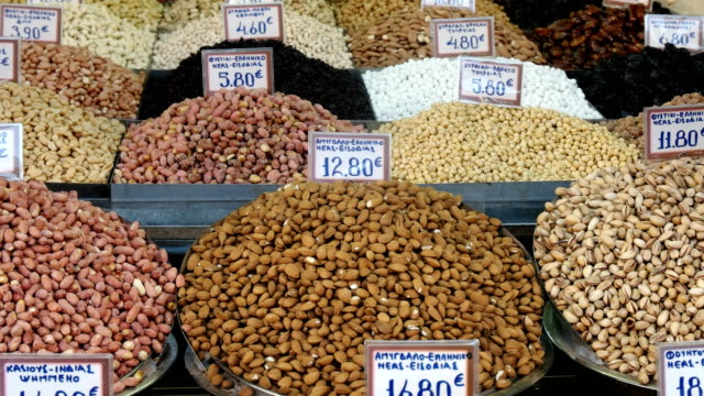 kippen-Sie-nach-oben-Schuss-von-verschiedenen-Nüssen-und-Früchten-im-Zentralmarkt-Athen