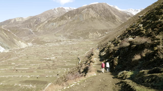 Two-backpackers-on-the-trekking-Larke-Pass-in-Nepal.-Manaslu-area.