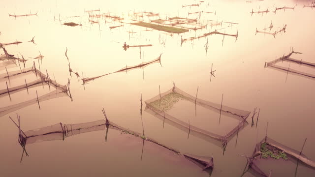 Fischer,-die-Vorbereitung-seiner-Fischernetze-bei-Sonnenaufgang-für-den-Fang-von-Fischen-am-Rowo-Apung-Floating-Ort-Jombor-Klaten,-Yogyakarta-Indonesien
