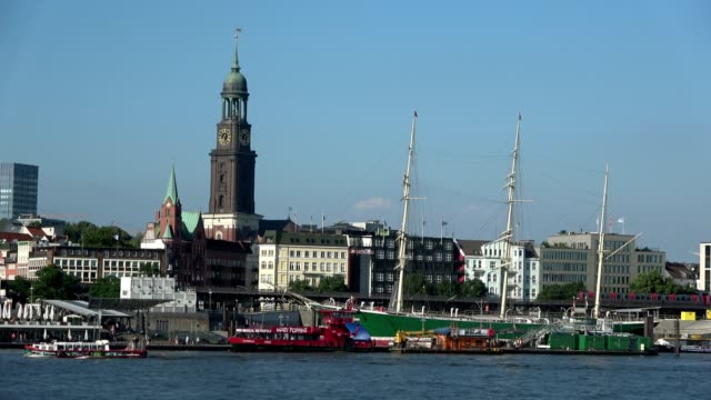 City-silhouette-of-Hamburg,-elbe-and-cityscape,-boats-and-ferries,-4K