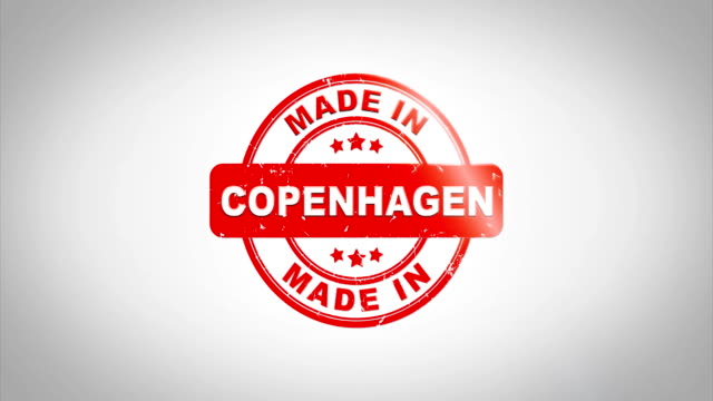 En-Copenhague-firmado-sellado-Sello-madera-animación-de-texto.-Tinta-roja-en-el-fondo-de-superficie-de-papel-blanco-limpio-con-verde-mate-fondo-incluido.