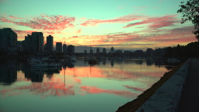 False-Creek-Sunrise-reflexión,-Vancouver-4K-UHD