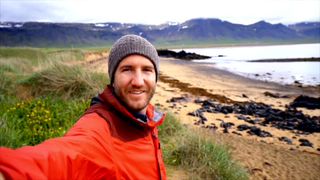 SLOW-MOTION-Selfie-Porträt-von-männlichen-Touristen-in-Island-stehen-am-Strand