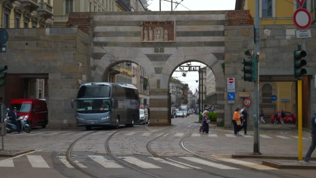 Italien-Tag-Zeit-Mailand-berühmten-Straßenbahn-Verkehr-Straße-Slow-Motion-Panorama-4k
