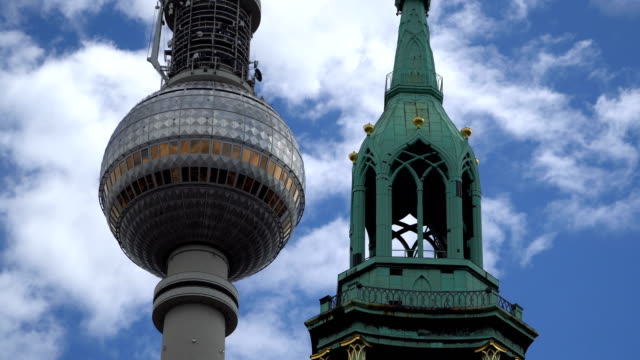 Berliner-Fernsehturm-y-St-Marienkirche.-Vista-en-perspectiva