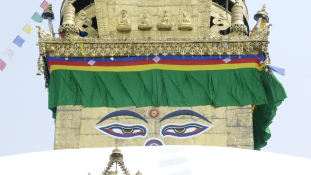 Eyes-of-Buddha-in-ancient-Sawayambhunath-monkey-temple-in-Kathmandu,-Nepal.