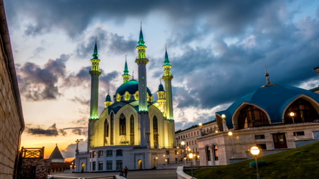 Rusia,-República-de-Tatarstan,-Kazan,-tiempo-de-vueltas,-la-ciudad-de-noche