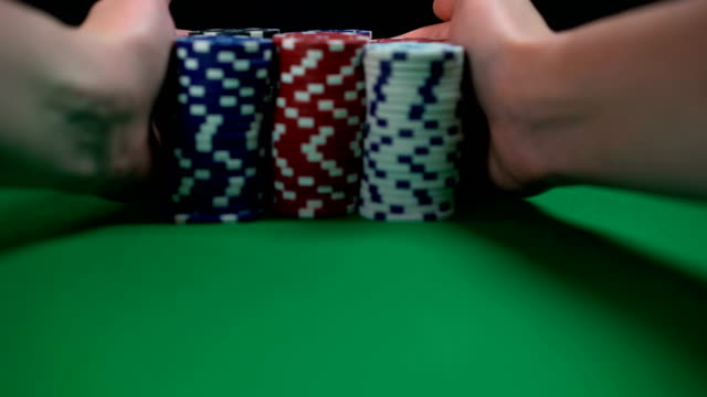 Poker-Spieler-ziehen-in-Stapeln-von-Chips,-großen-Sieg,-Sieg,-erfolgreiches-Spiel