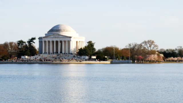 Monumento-a-Jefferson-en-una-tarde-de-primavera-calma