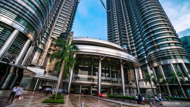 Zeitraffer-von-close-up-erschossen-Kuala-Lumpurs-berühmten-Petronas-Towers-im-sonnigen-Tag-4K