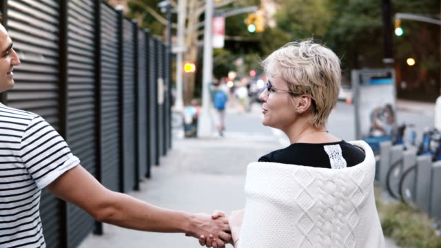 Multiethnische-romantische-Brautpaar-Abend-Soho,-New-York-gemeinsam-Hand-in-Hand,-erkunden-Sie-Stadtstraßen-entlang