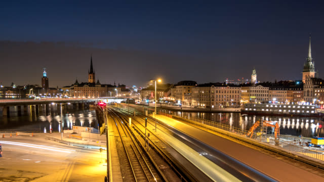 Stockholm-Schweden-Zeitraffer-4K,-Stadt-Skyline-von-Tag-zu-Nacht-Zeitraffer-am-Slussen-und-Gamla-Stan