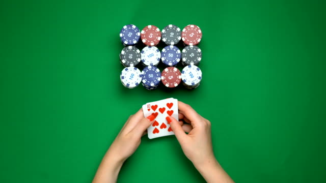 Poker-Showdown,-Spieler-offenbart-Royal-Flush-Kombination,-Erfolg,-Ansicht-von-oben