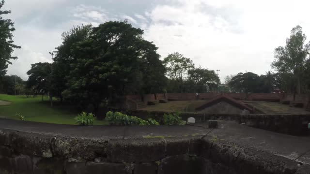 aus-dem-16.-Jahrhundert-die-ummauerte-Stadt-Ziegel-Dächer-gegründet-von-Miguel-Lopez-de-Legazpi