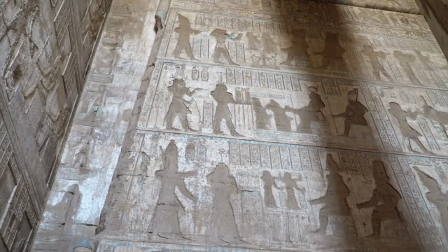 Interieur-von-Dendera-Tempel-oder-Tempel-der-Hathor.-Ägypten