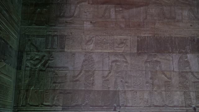 Templo-de-Dendera-o-templo-de-Hathor.-Egipto.-Dendera,-Denderah,-es-una-pequeña-ciudad-en-Egipto.-Dandara-complejo,-uno-de-los-sitios-mejor-conservados-del-templo-del-antiguo-Egipto-superior.