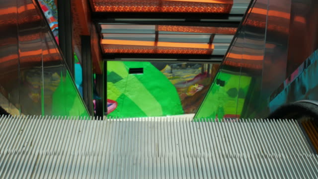 Cerrar-vista-de-escaleras-mecánicas-al-aire-libre-en-la-Comuna-13,-Medellín,-Colombia