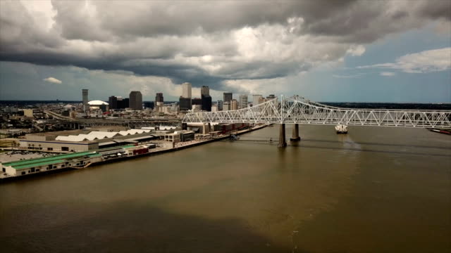 Vista-aérea-de-Nueva-Orleans-sobre-la-cubierta-del-puente-de-la-autopista-y-Río-de-Mississippi