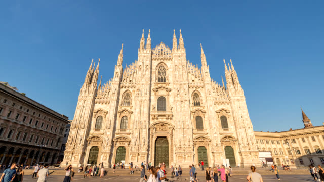 Lapso-de-tiempo-de-Milán-Italia-4K,-ciudad-horizonte-timelapse-en-la-Catedral-de-Duomo-de-Milano