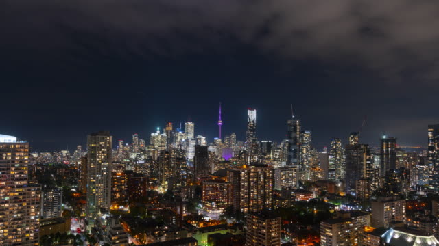 Skyline-de-noche-moderna-gran-ciudad-en-Toronto