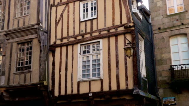 Vorderansicht-des-französischen-Colombage-Häusern