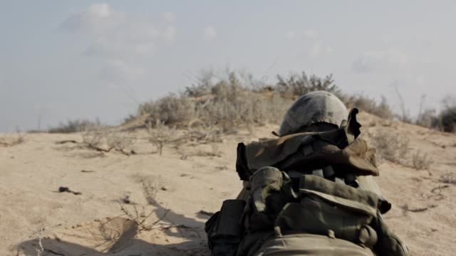 Israelischer-Soldat-ausgeführt-und-Deckung-während-des-Kampfes