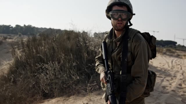 Israeli-soldier-running-and-taking-cover-during-combat